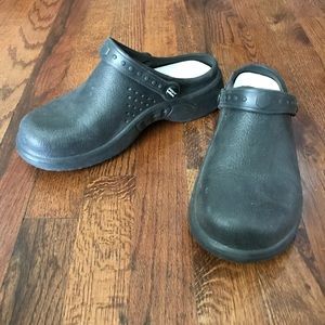Natural uniform size 7 black clogs